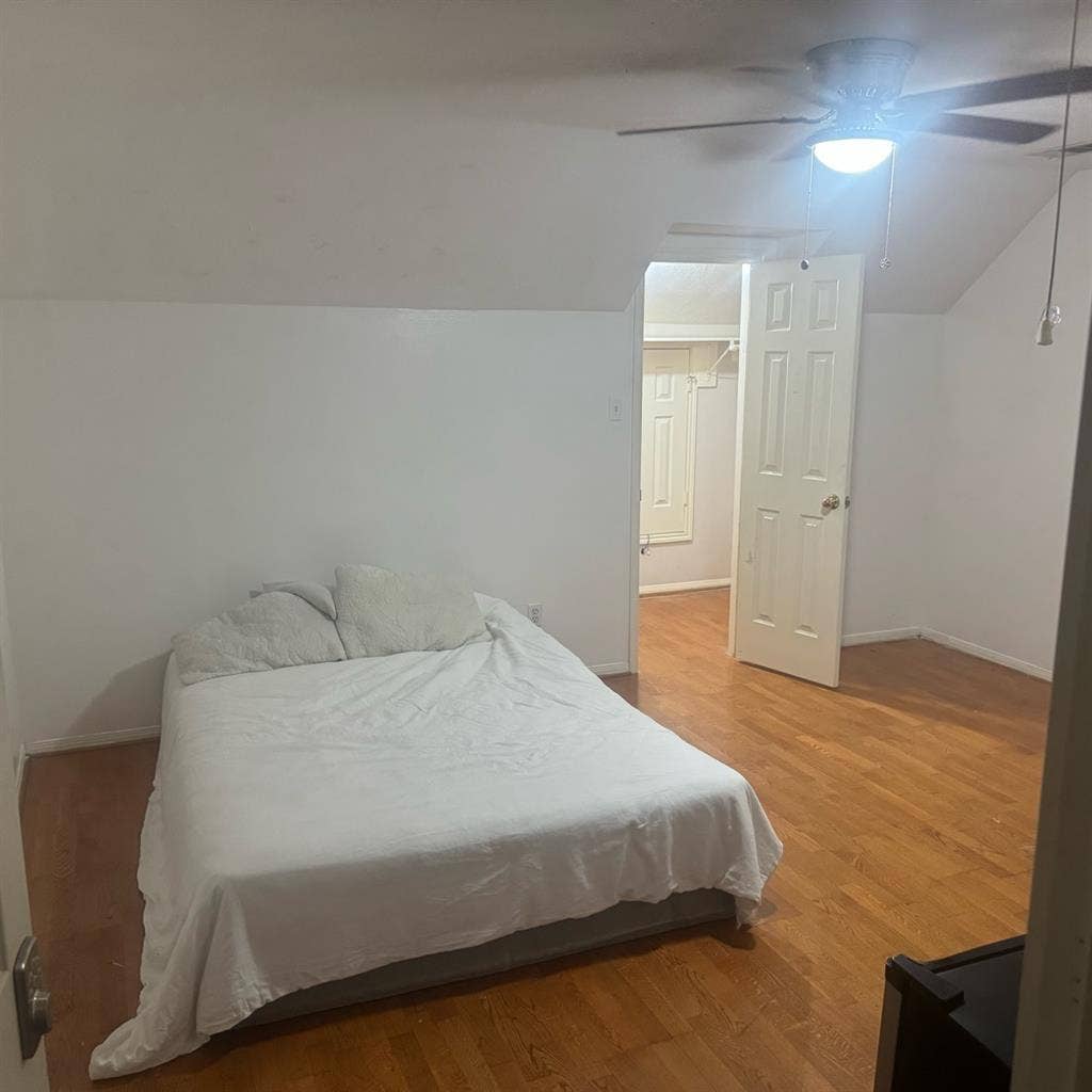 Spacious Room in Southwest Houston