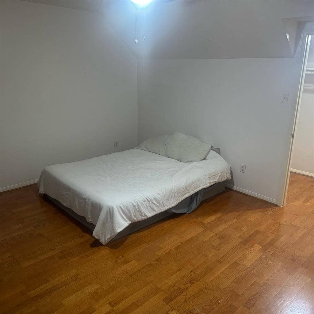 Spacious Room in Southwest Houston