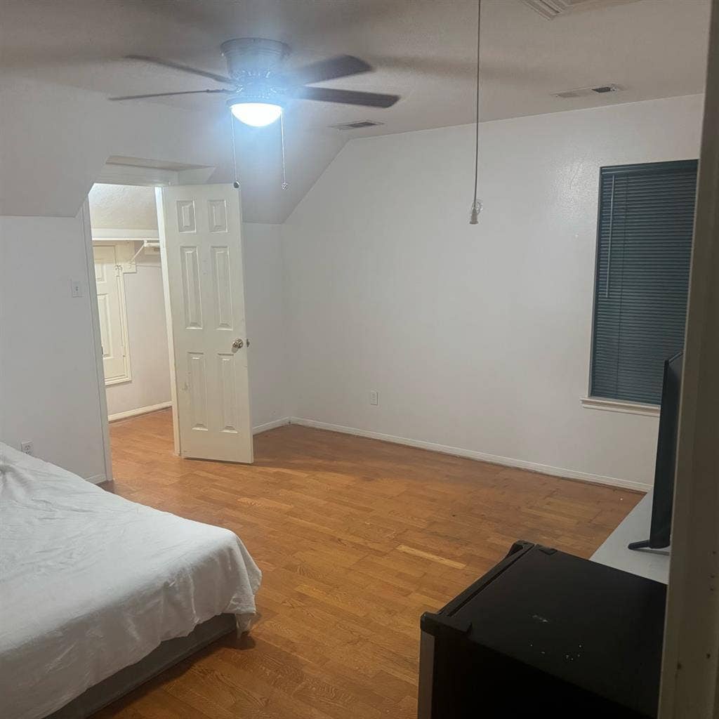 Spacious Room in Southwest Houston