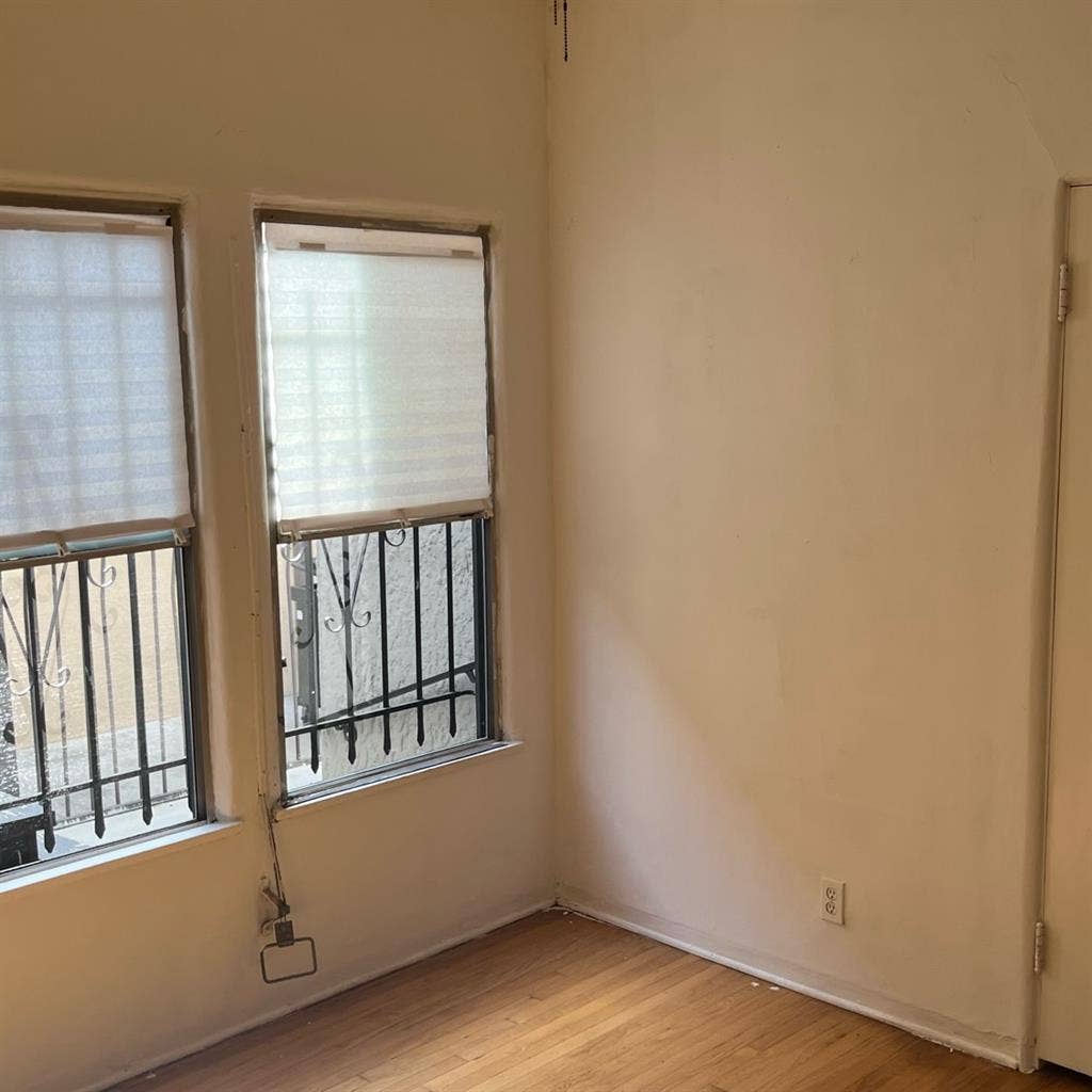 Beverly-Grove room with Parking!