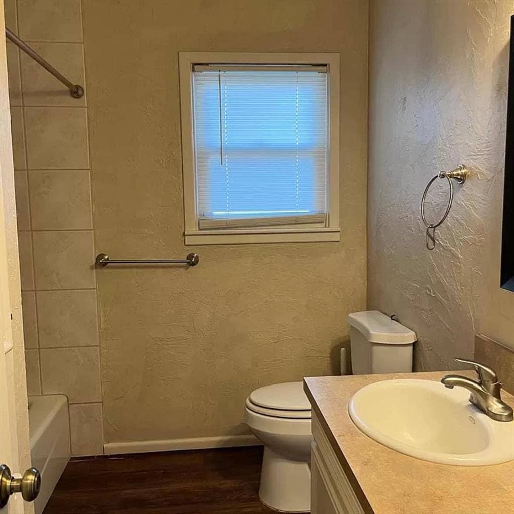 1 bedroom available now!!