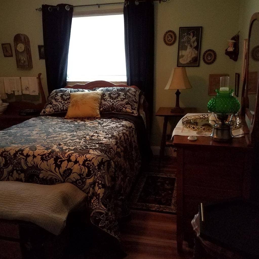 Furnished private room available