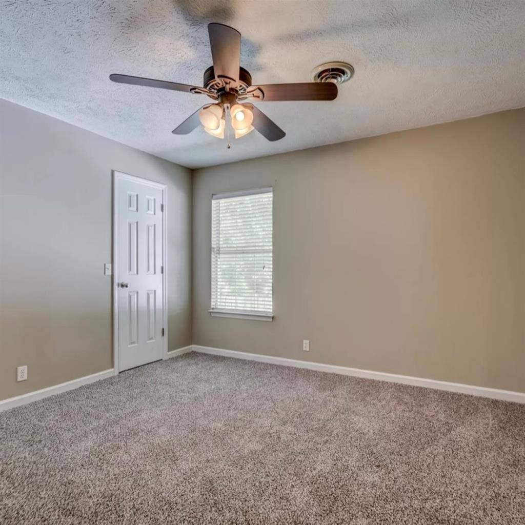 Large room to rent-available now