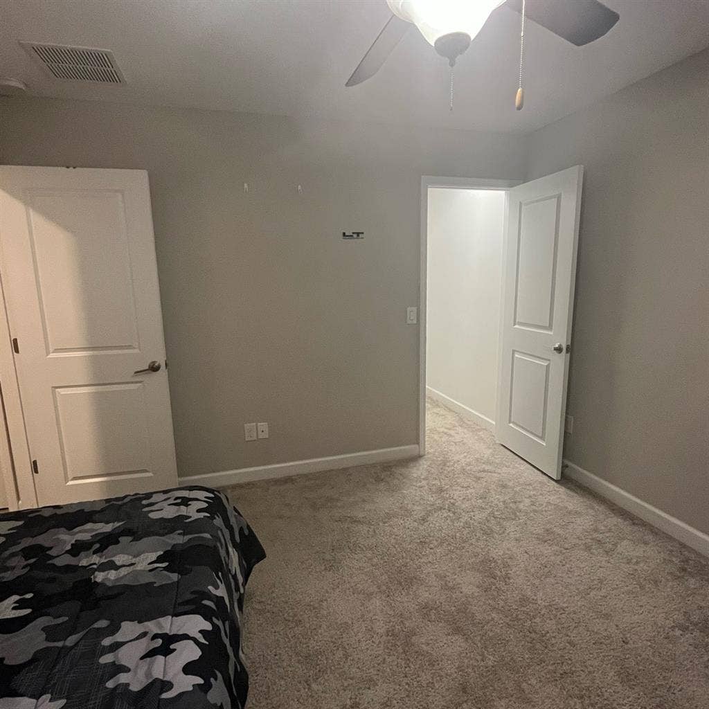 2 rooms available in Wesley Chapel.