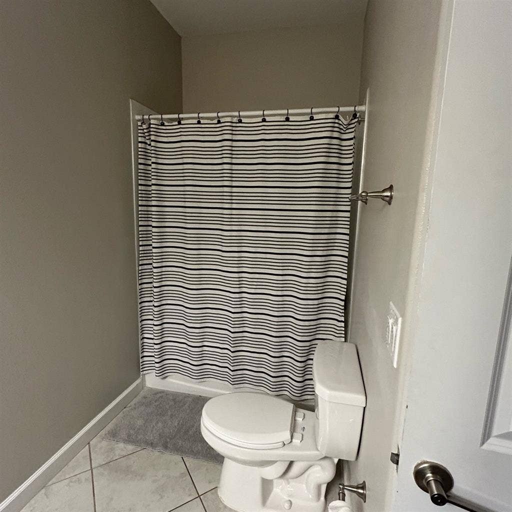 2 rooms available in Wesley Chapel.