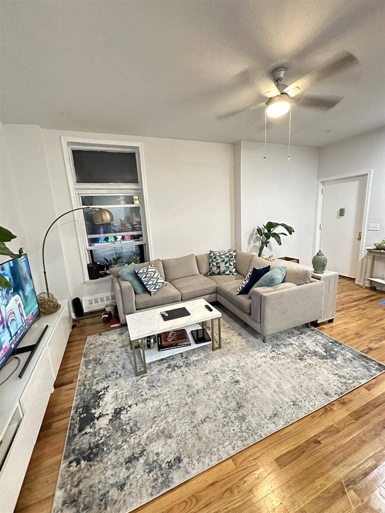 Furnished Room in Wburg (Bedford L)