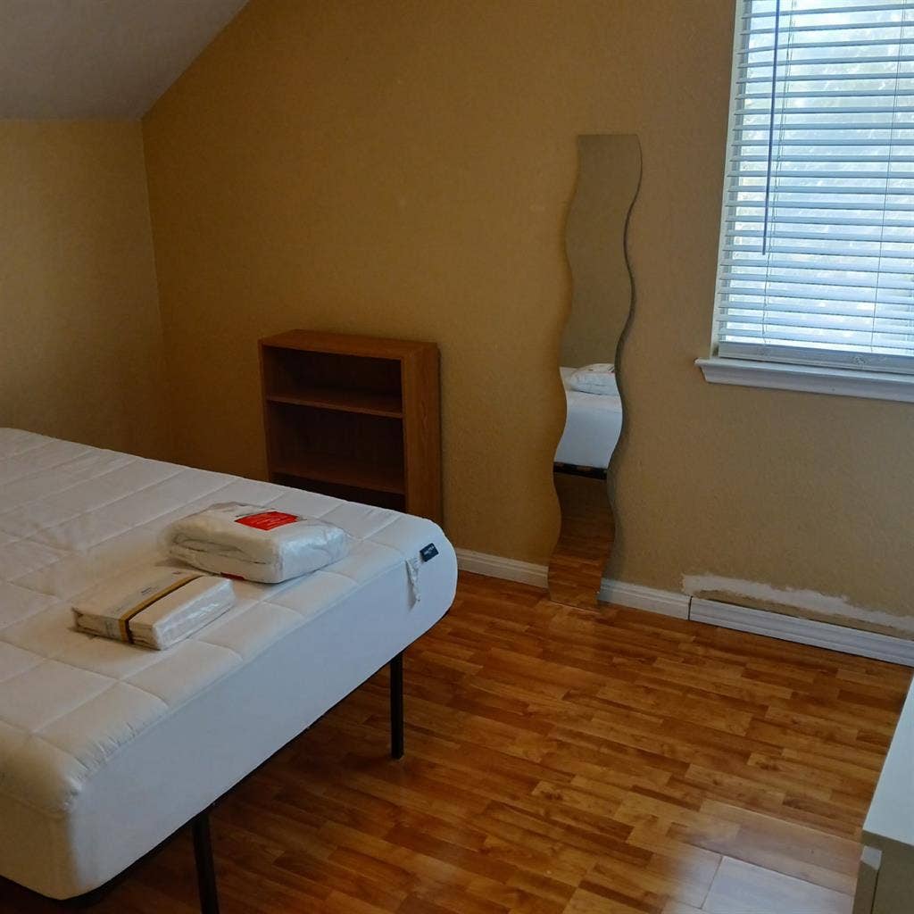 $635 furnished room for rentt