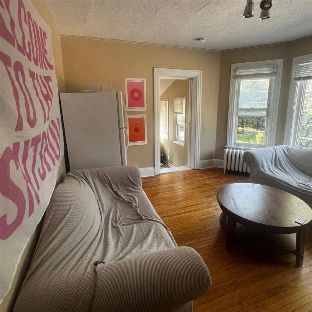 Looking for female student sublet