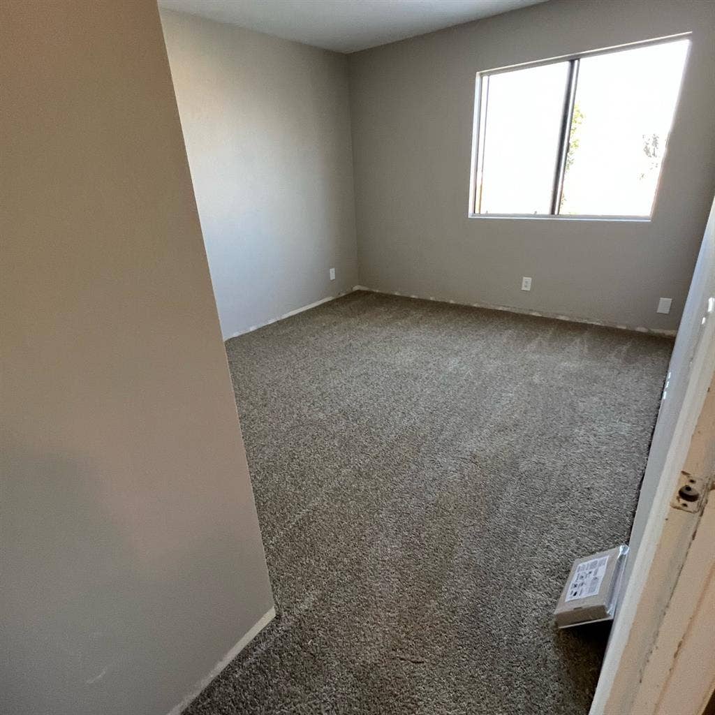 Large Room for Rent in MiraCosta