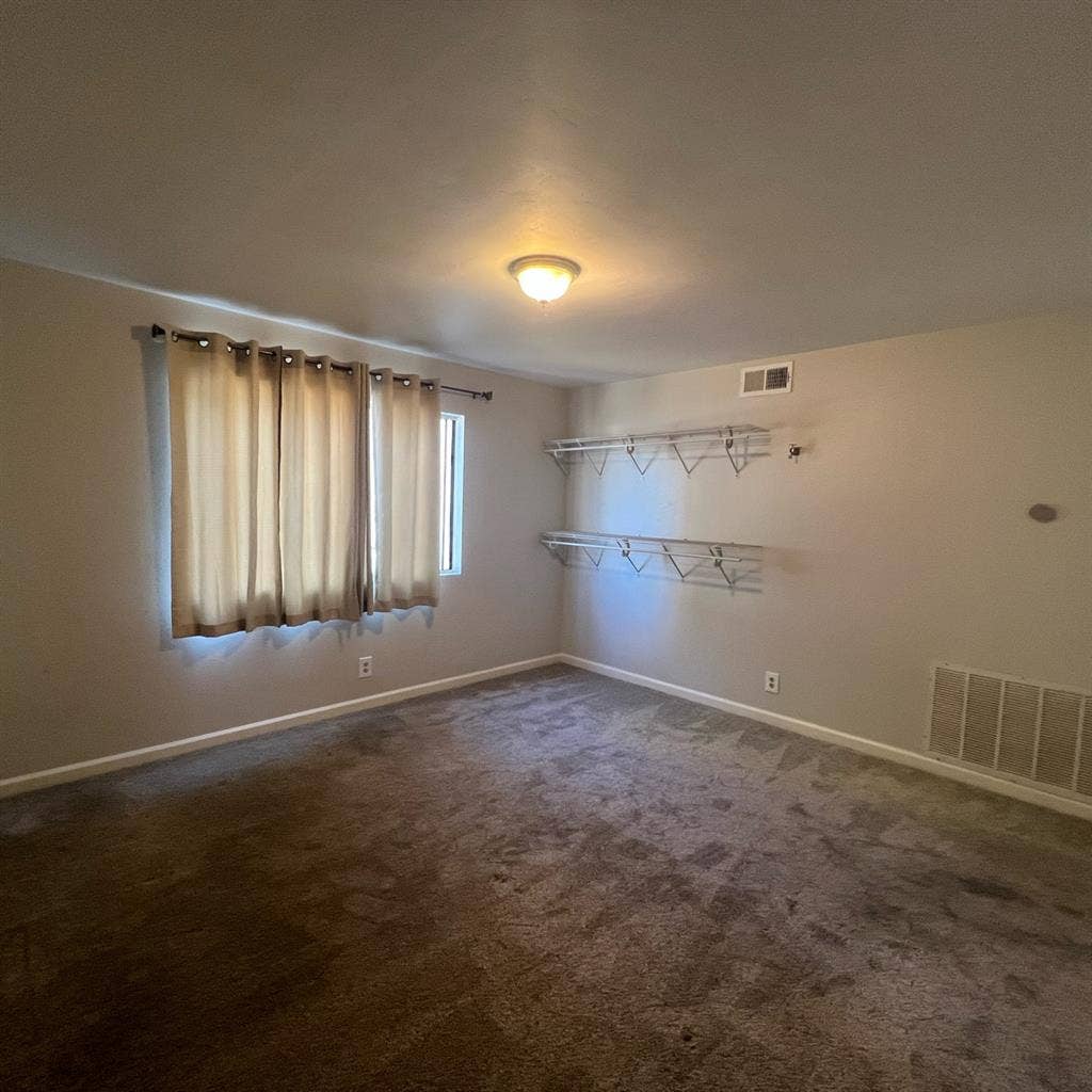 Large Room for Rent in MiraCosta