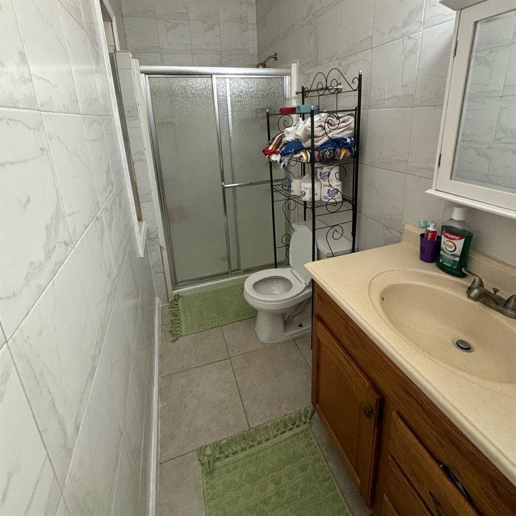 1 Bed available in a  Bath