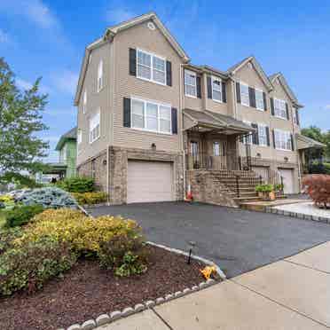 Beautiful townhouse style condo