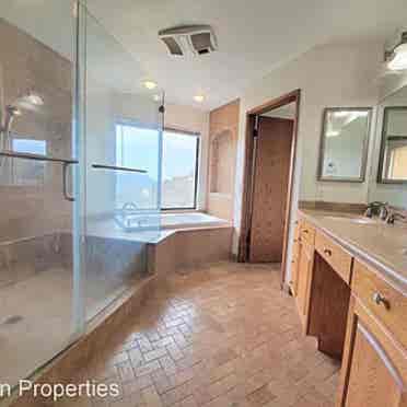 Privatebathroom,master bedroom