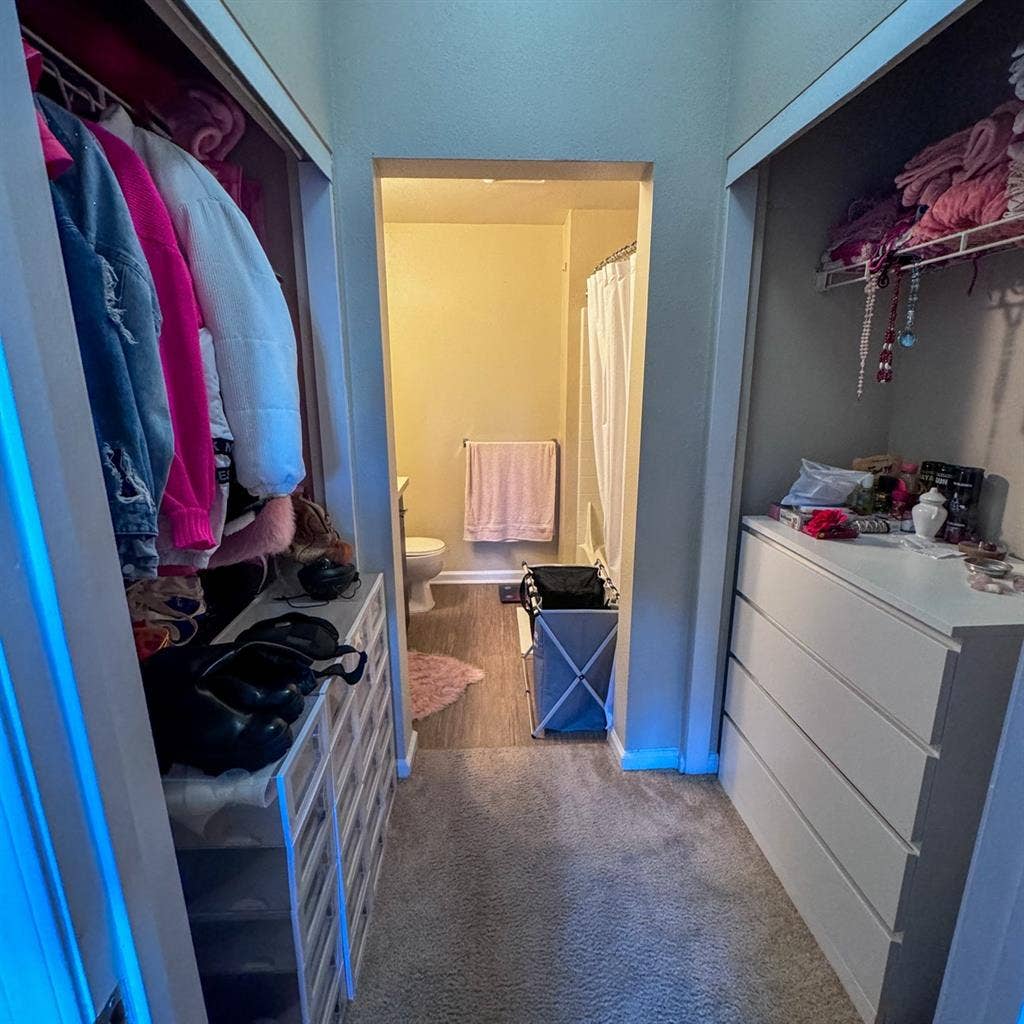 SUITE W/ CLOSET FOR RENT ()