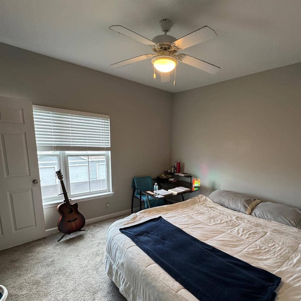 Looking for roommate in November