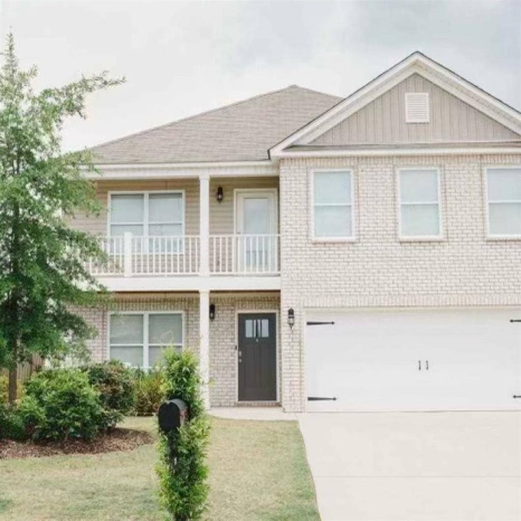 Quiet Neighborhood with Pool Access