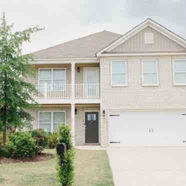 Quiet Neighborhood with Pool Access