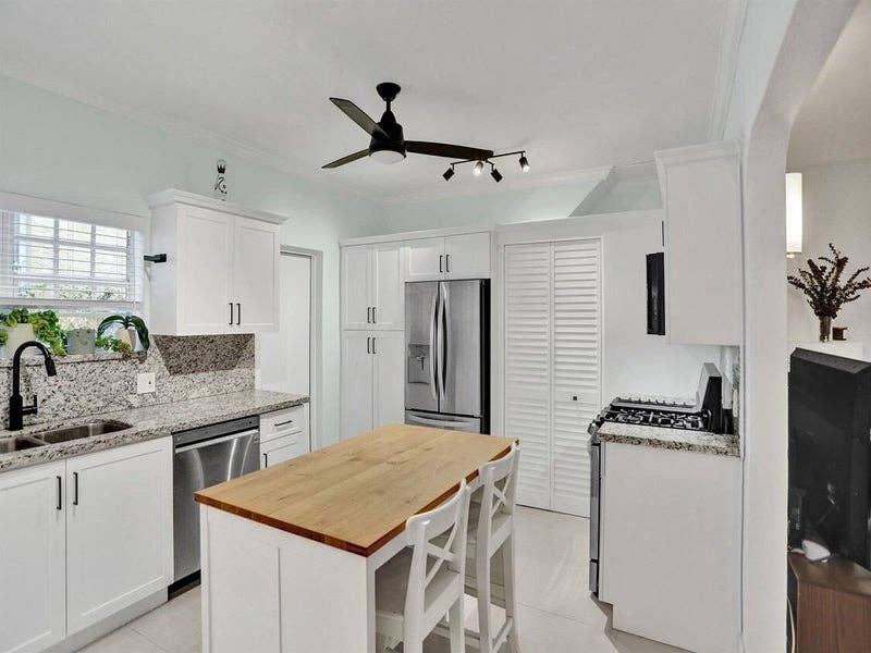 Room rental in South Beach /mo