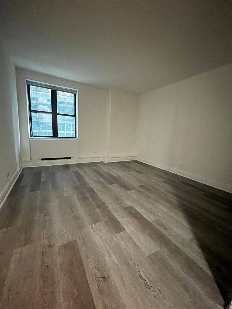 ✨ Spacious Room in Midtown South ✨