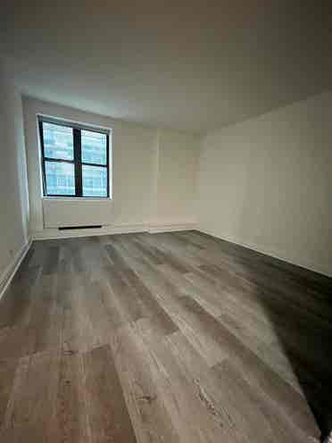 ✨ Spacious Room in Midtown South ✨