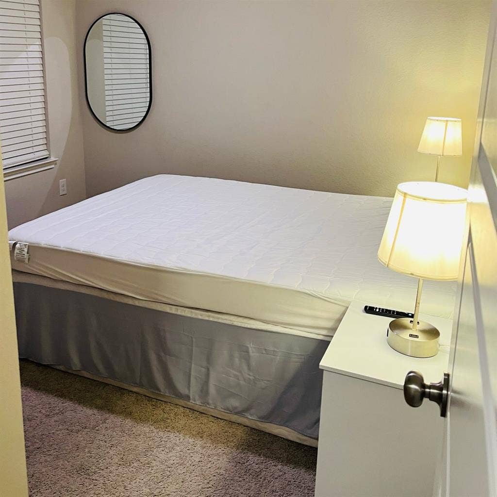 Room with a queen size bed 
for Rent