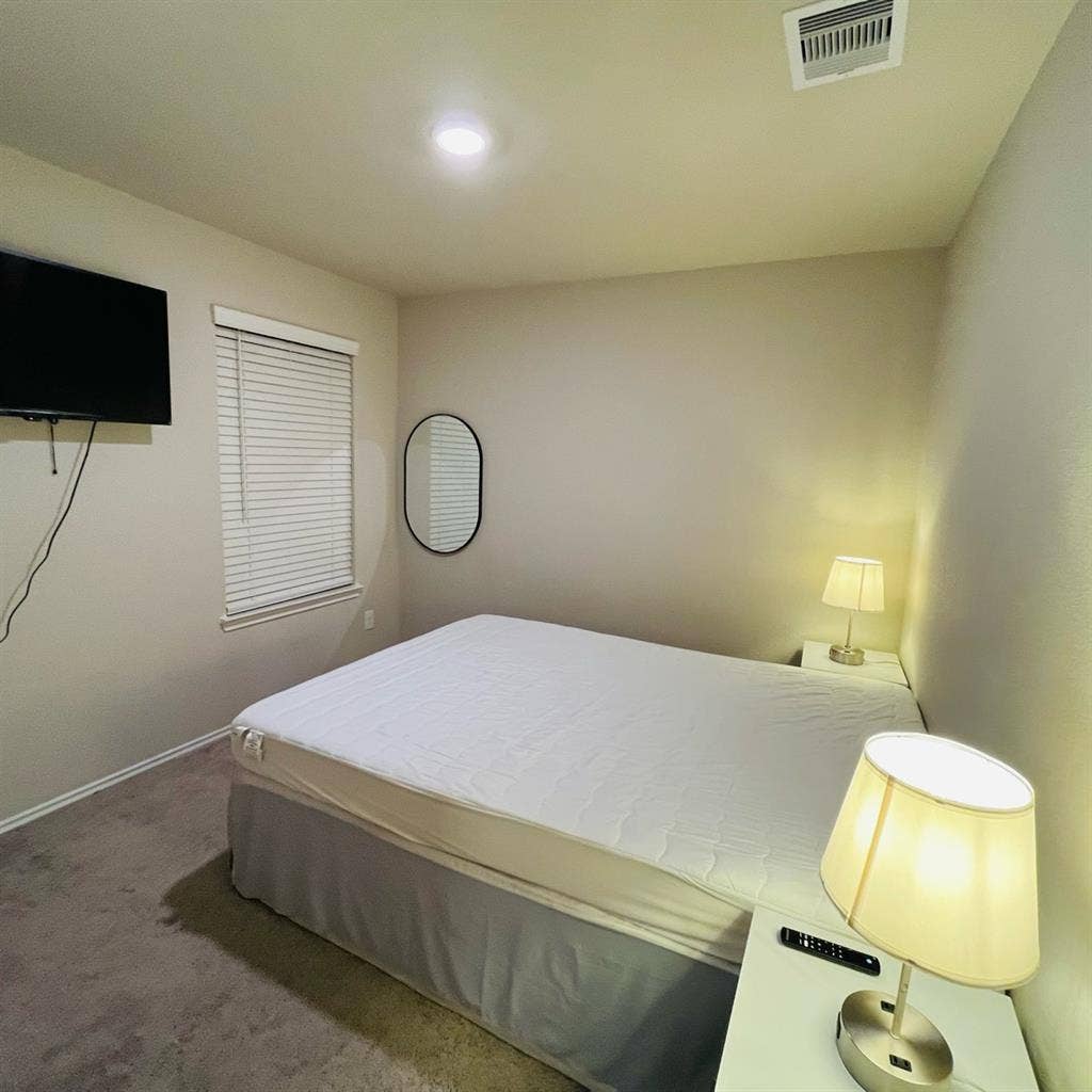 Room with a queen size bed 
for Rent