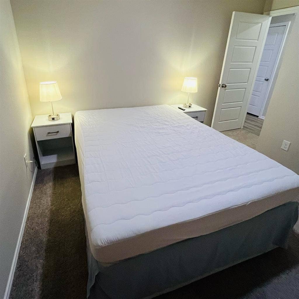 Room with a queen size bed 
for Rent