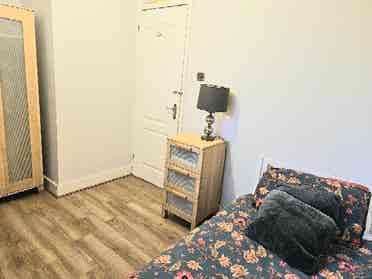 Lovely double room with single bed