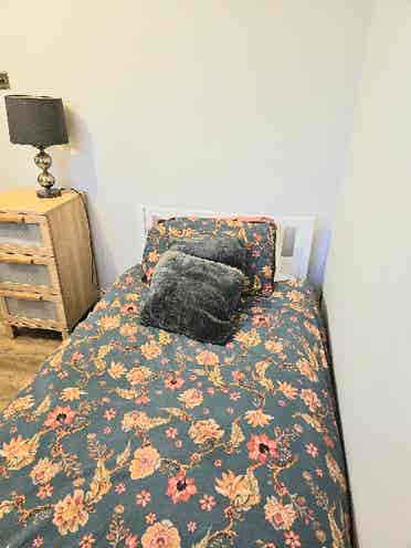 Lovely double room with single bed