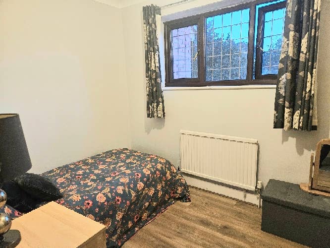 Lovely double room with single bed