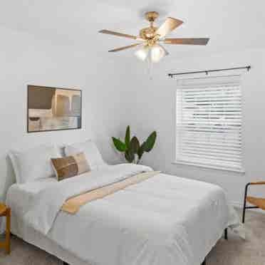 Private Bedroom near Las Colinas