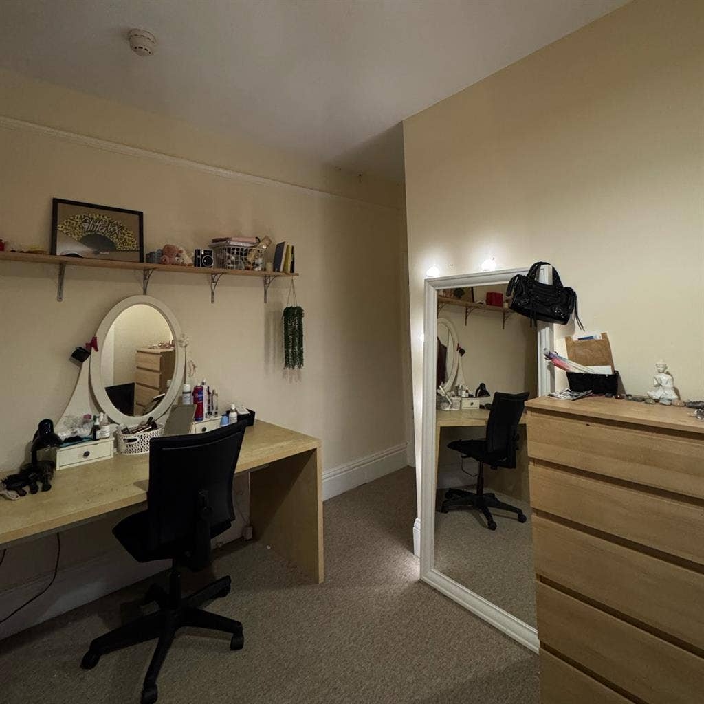 Double room in female house share