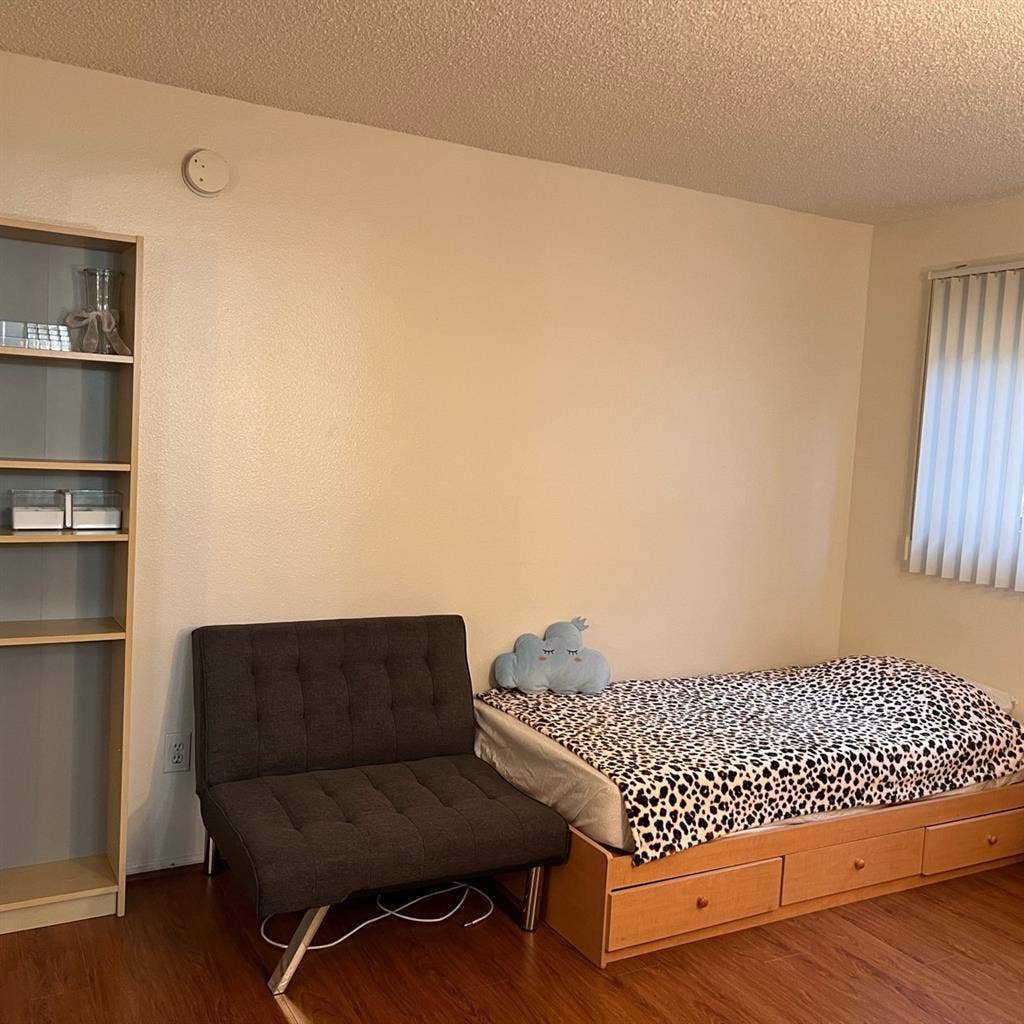 Furnished room in Hollywood.$