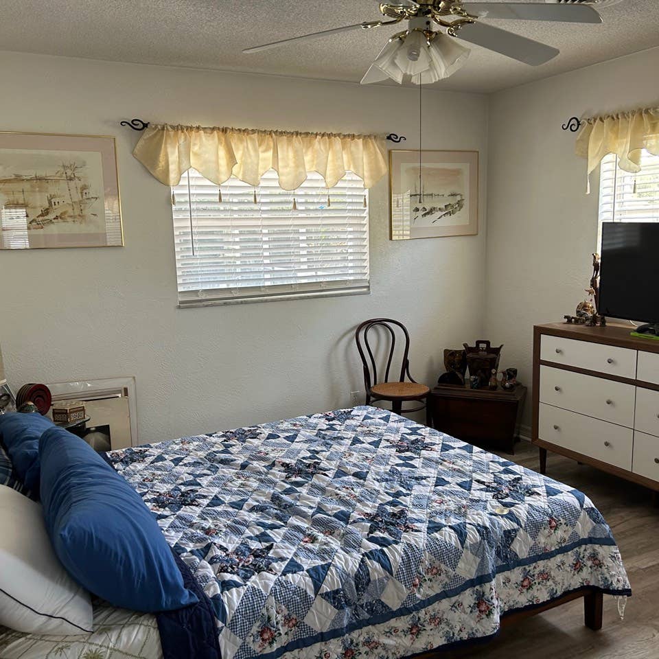 Nice bedroom with closet & tv Dec1