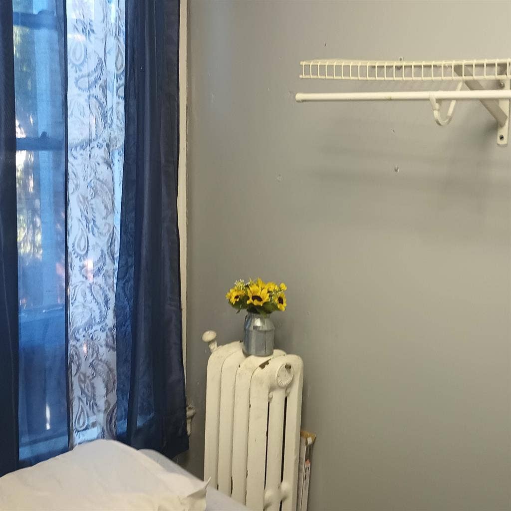 ROOM FOR RENT/WEST OAK LN /LA SALLE