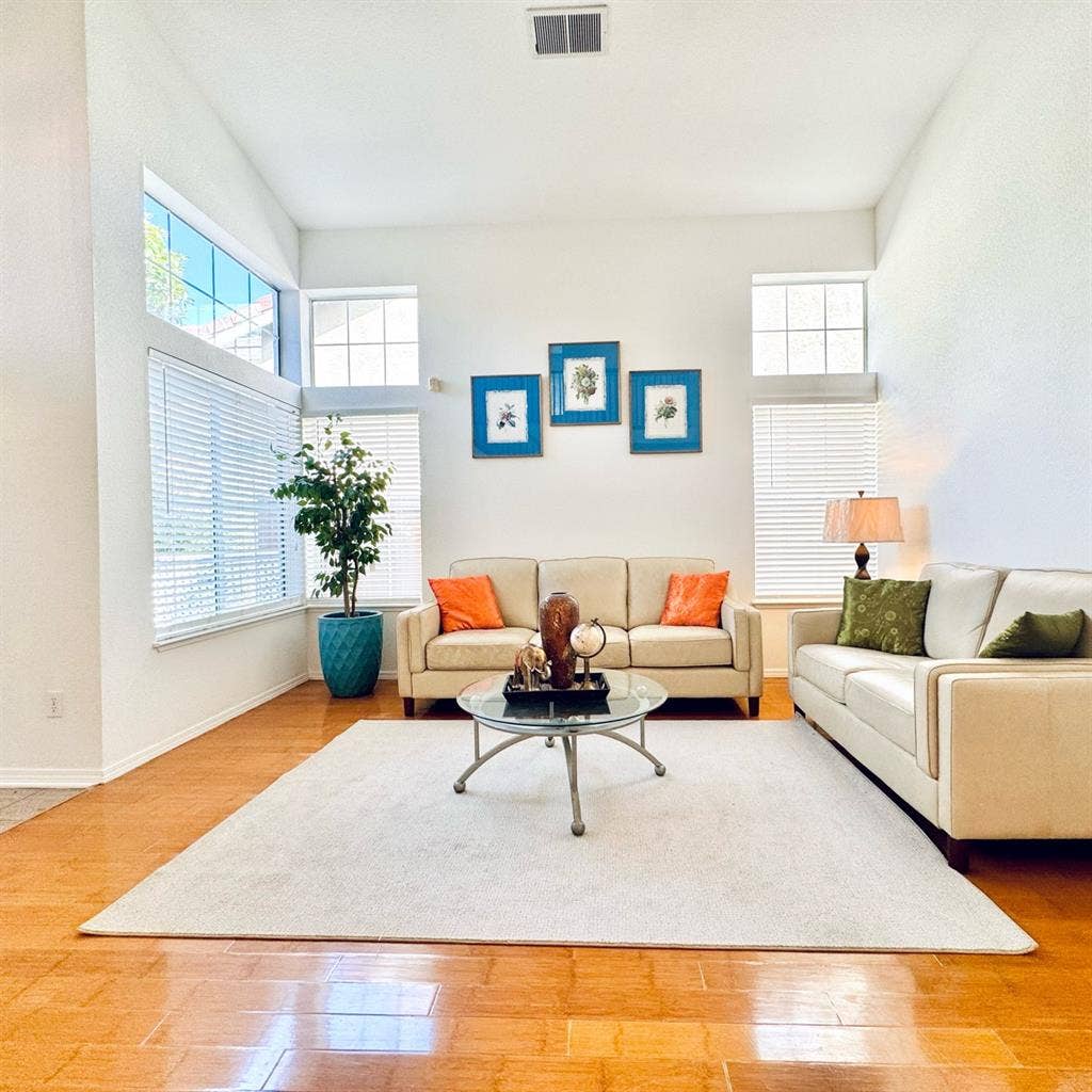 Downstair bedroom + private bath