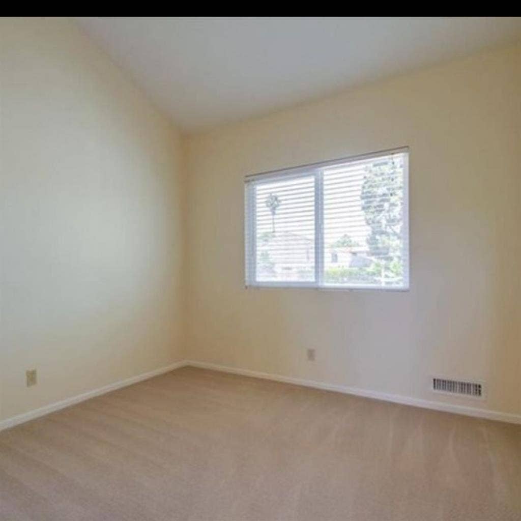 Room for rent in La Costa!