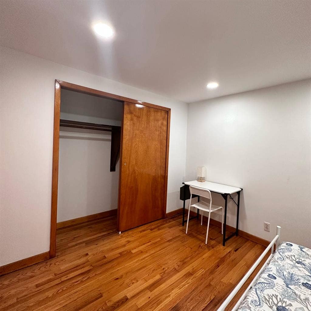 Room in Palisades Park NJ