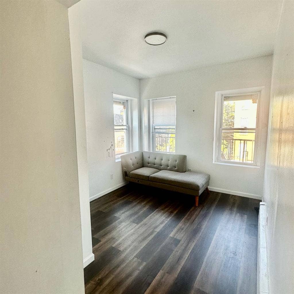 Room in a huge 3bedroom in brooklyn