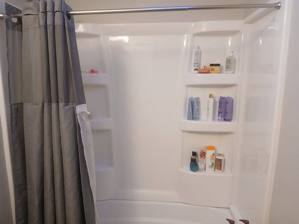 Room For Rent - PRIVATE BATHROOM!