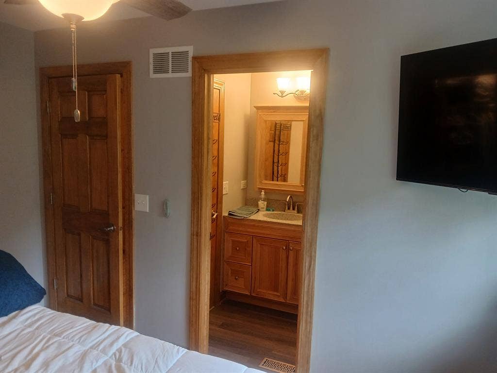 Room For Rent - PRIVATE BATHROOM!