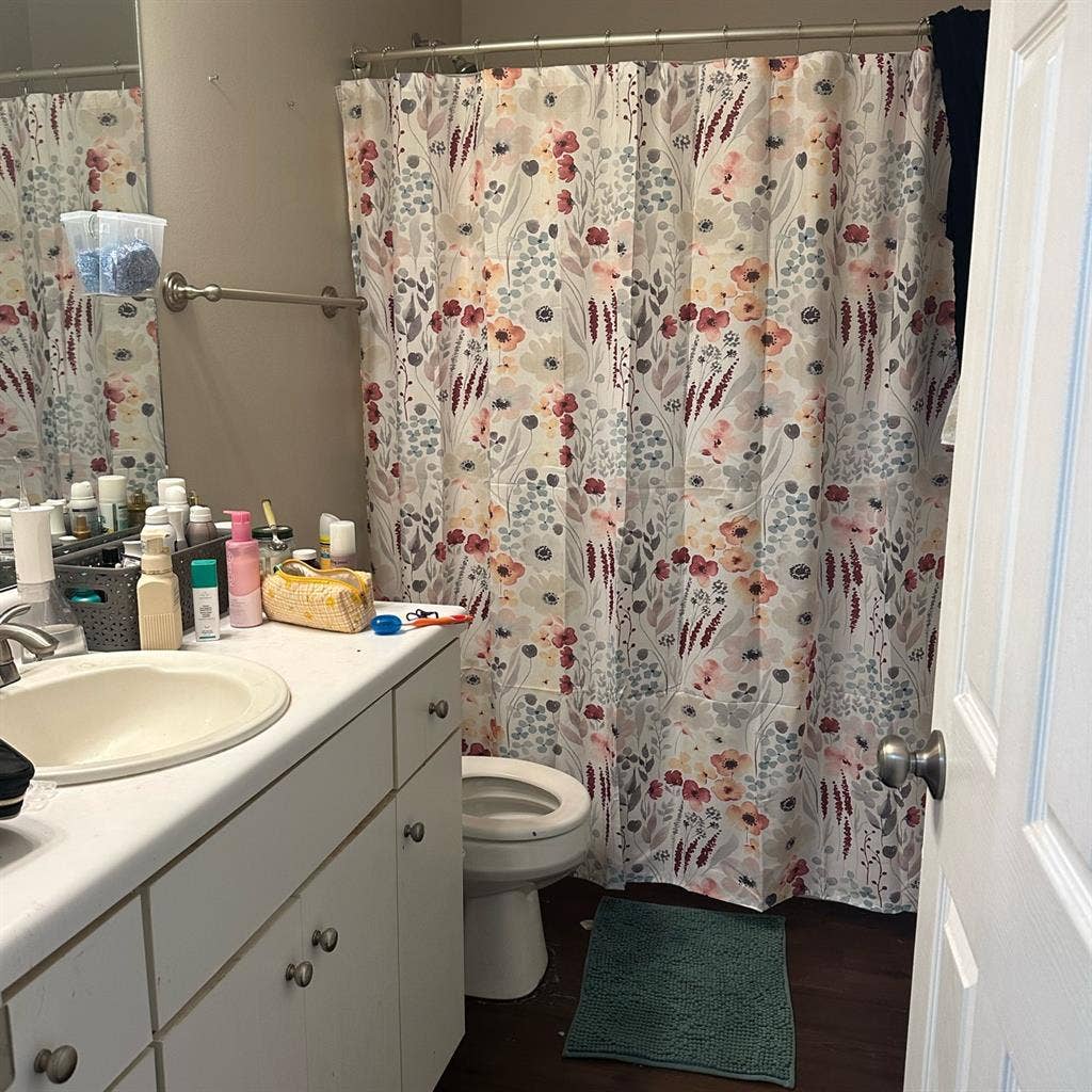 Looking for female roommate