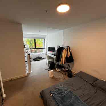 Spacious Room in Kew