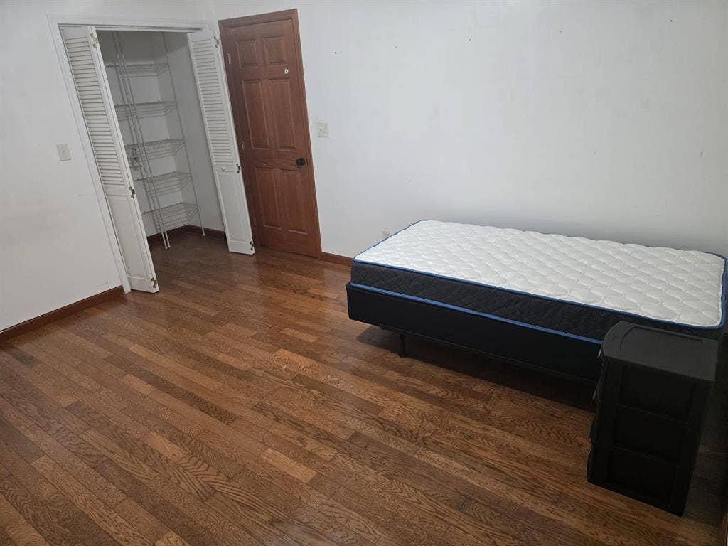 Looking for 4 roommates!