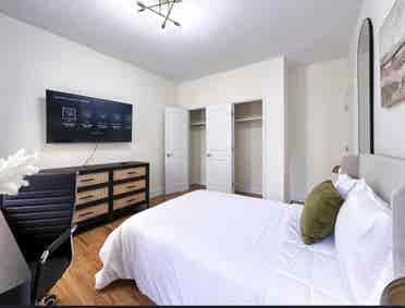 Furnished Room in 3BR apt, Crown H