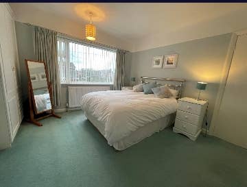 Luxury room available for rent in a