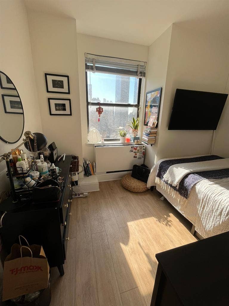 ✨ Spacious Room in Midtown South ✨