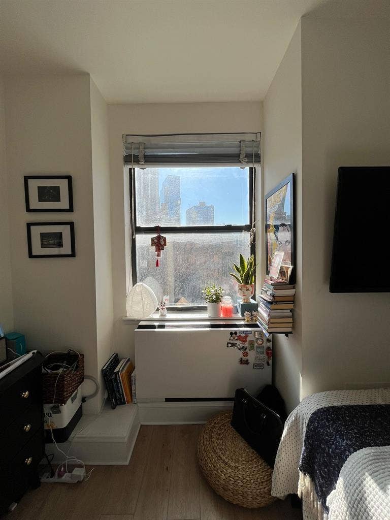 ✨ Spacious Room in Midtown South ✨