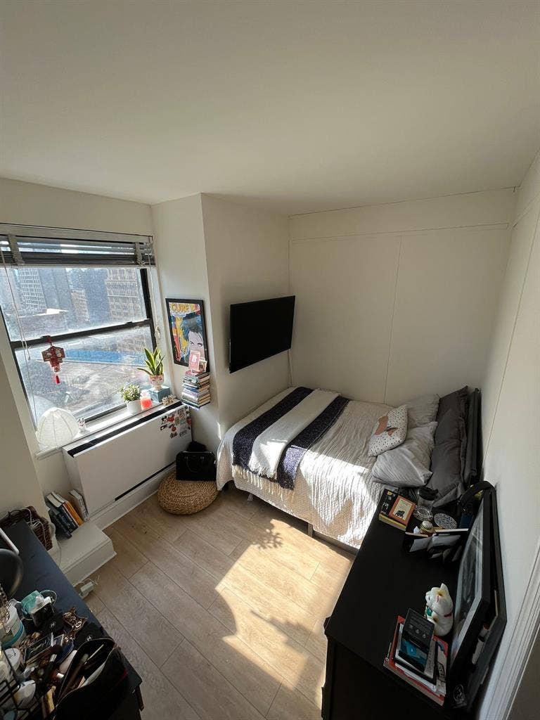 ✨ Spacious Room in Midtown South ✨