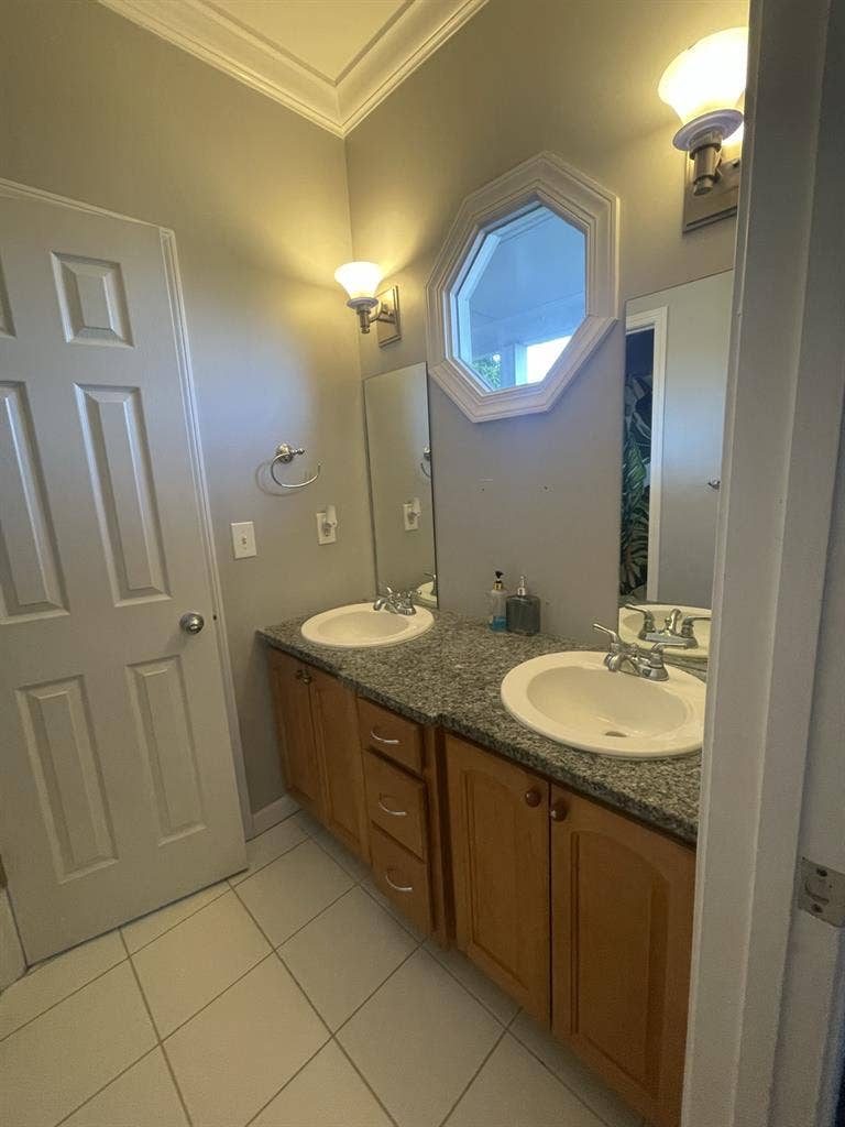 Emerald Room 
for Rent in Lakewood